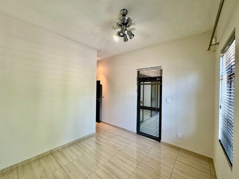 Unbeatable 2-Bedroom Apartment – Steps from NWU! - Photo 9