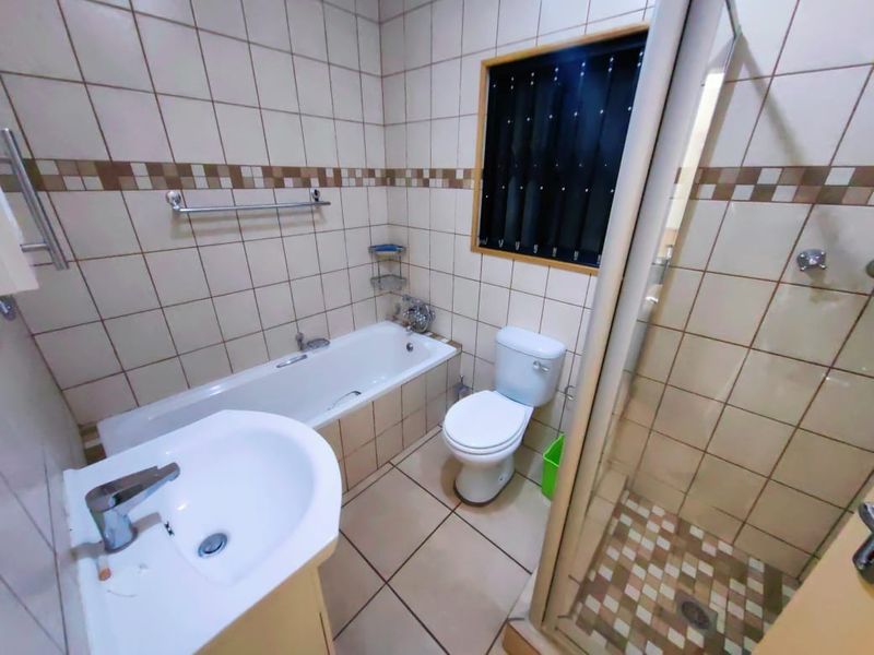 Modern 2-Bedroom Apartment with a Balcony - Photo 10