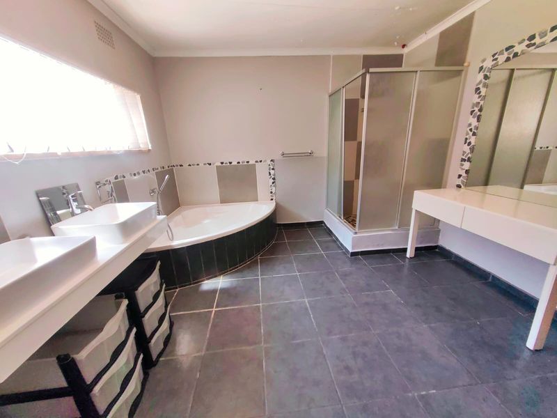 A Rare Opportunity: 10.2-Hectare Small Holding with Thriving Brewery, Bar & Event Venue - Photo 10