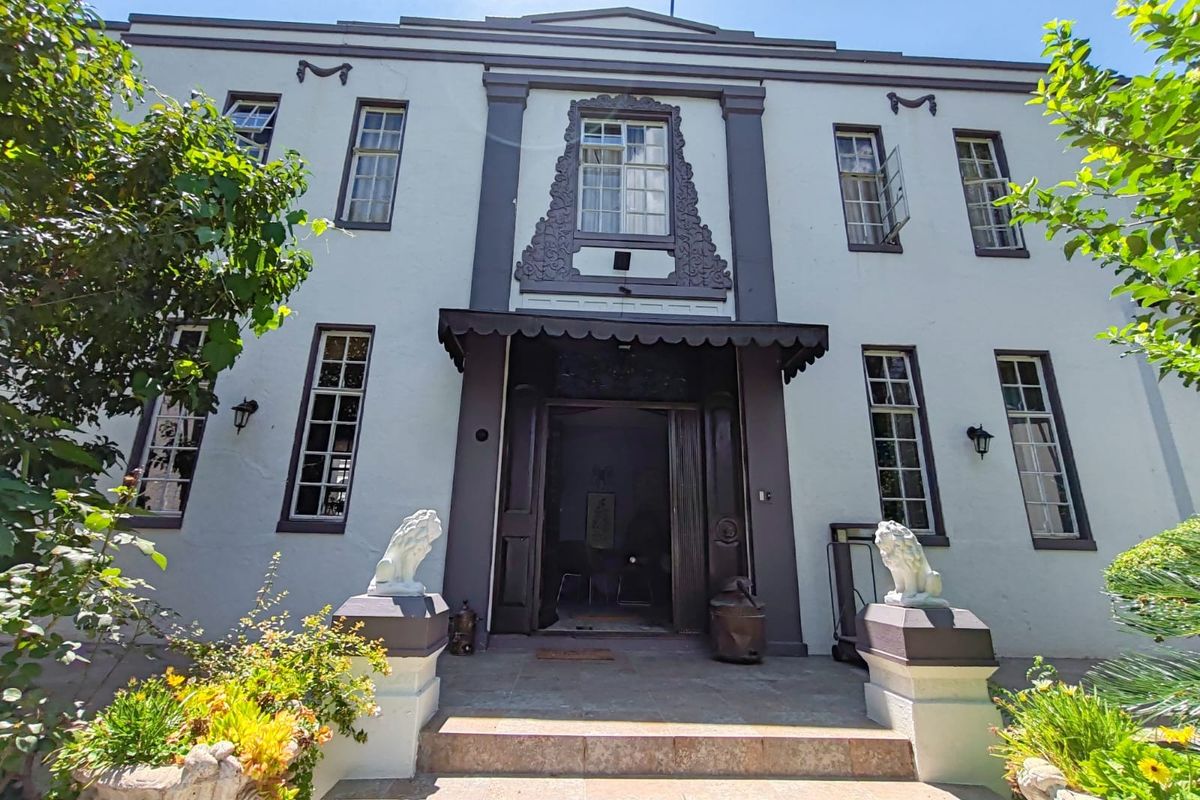 Elegant Family Home in Grimbeeck Park! - Photo 2