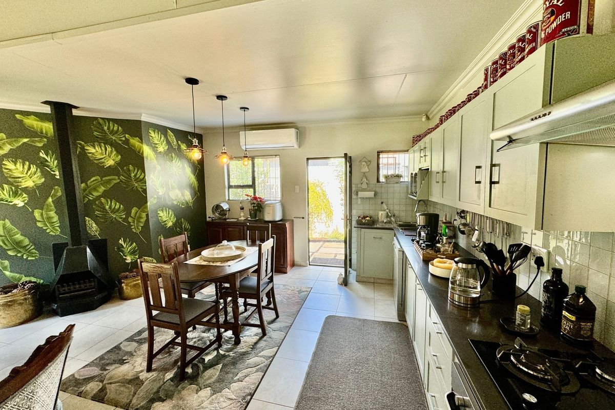 DUAL MANDATE: Luxury 3-Bedroom Home – Solar, Backup Water & More! - Photo 4