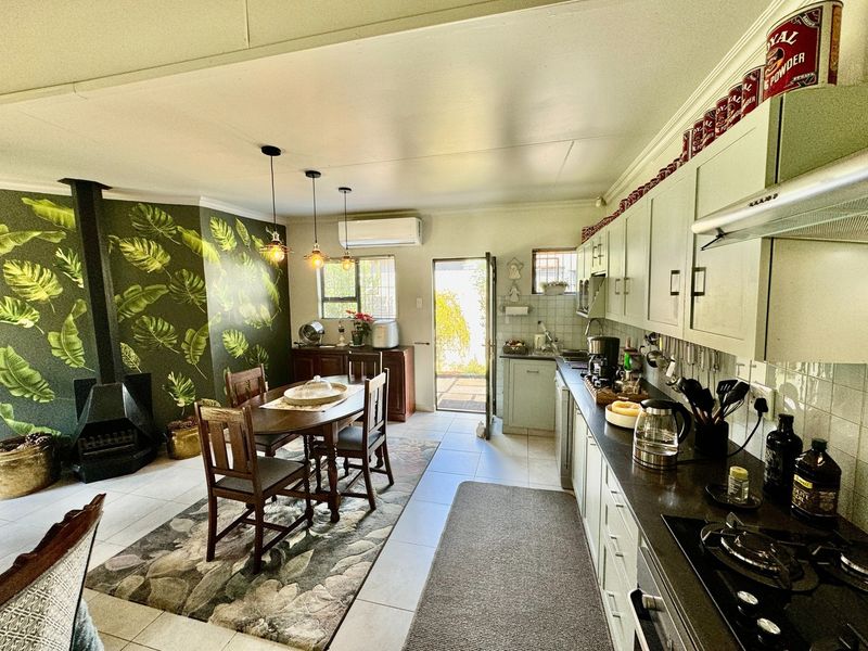 DUAL MANDATE: Luxury 3-Bedroom Home – Solar, Backup Water & More! - Photo 4