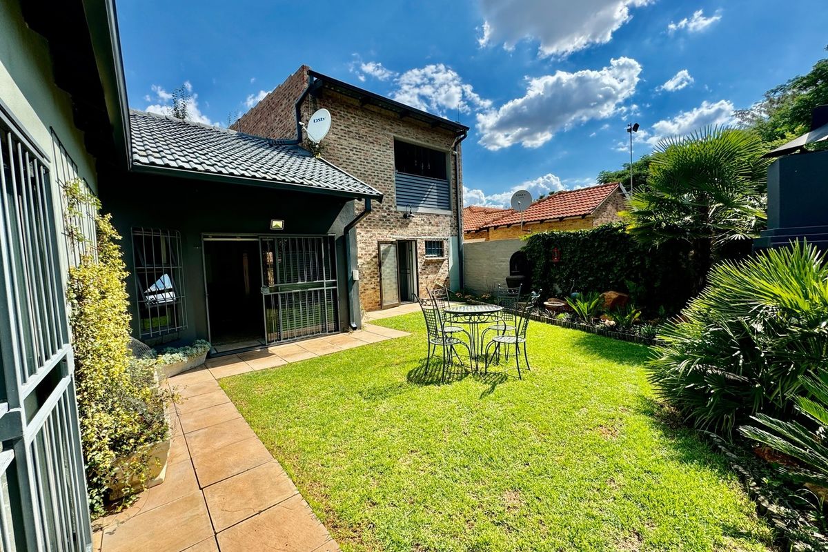 DUAL MANDATE: Luxury 3-Bedroom Home – Solar, Backup Water & More! - Photo 2