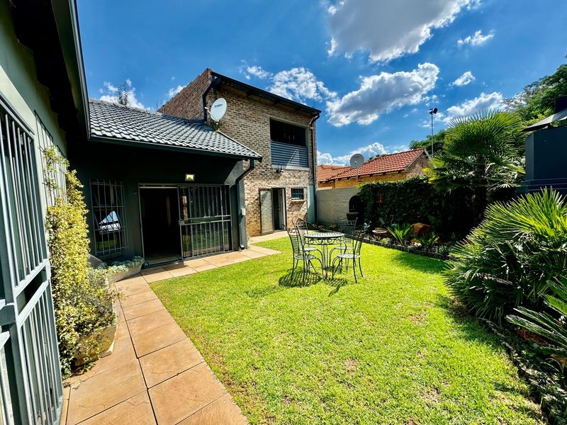 DUAL MANDATE: Luxury 3-Bedroom Home – Solar, Backup Water & More! - Photo 2