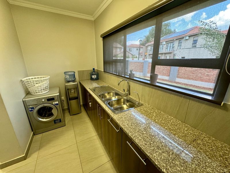 Welcome to this stunning double-storey home in the prestigious Willow De La Mooi Estate - Photo 9