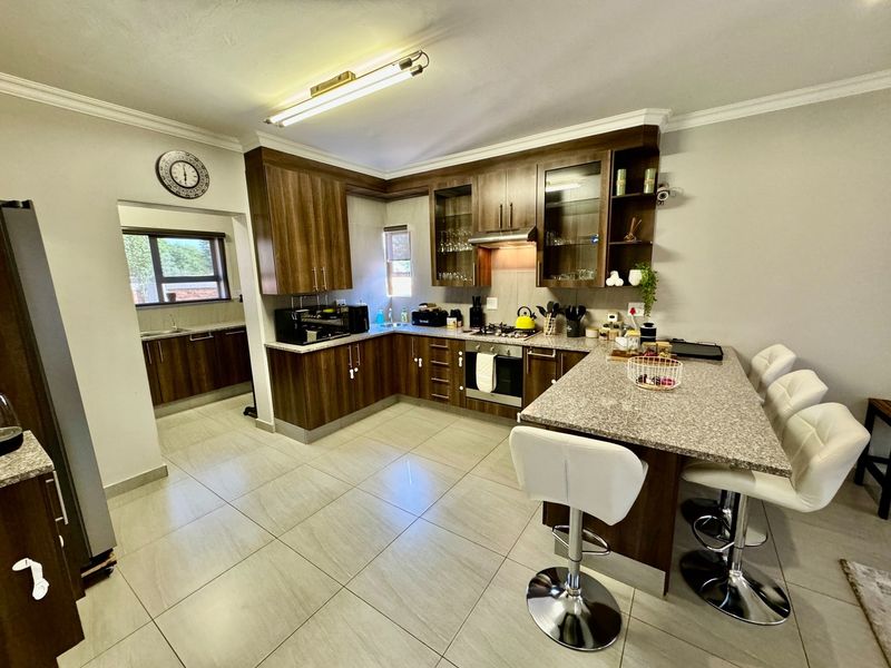 Welcome to this stunning double-storey home in the prestigious Willow De La Mooi Estate - Photo 7