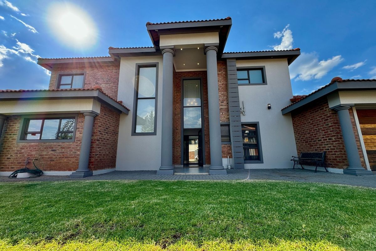 Welcome to this stunning double-storey home in the prestigious Willow De La Mooi Estate - Photo 2
