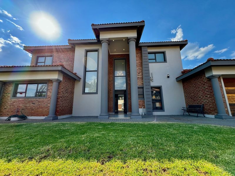 Welcome to this stunning double-storey home in the prestigious Willow De La Mooi Estate - Photo 2