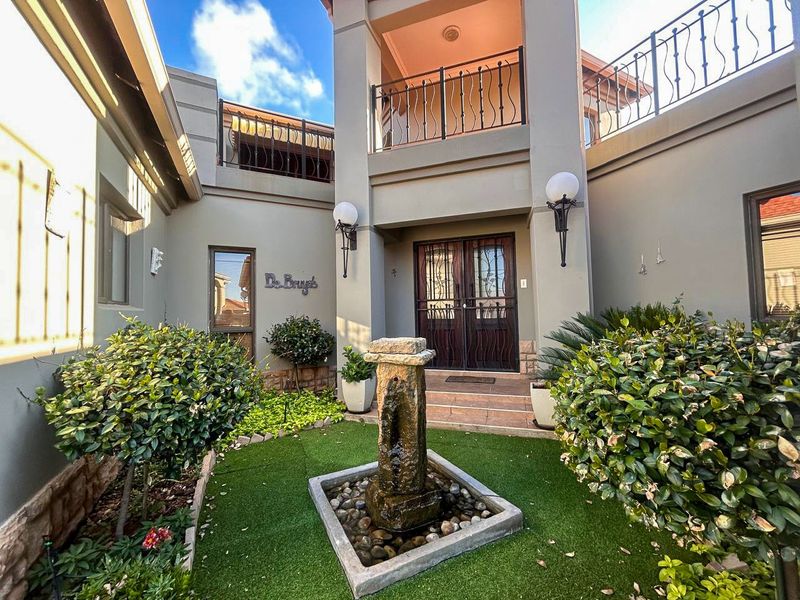 Luxury living in secure estate - Photo 3