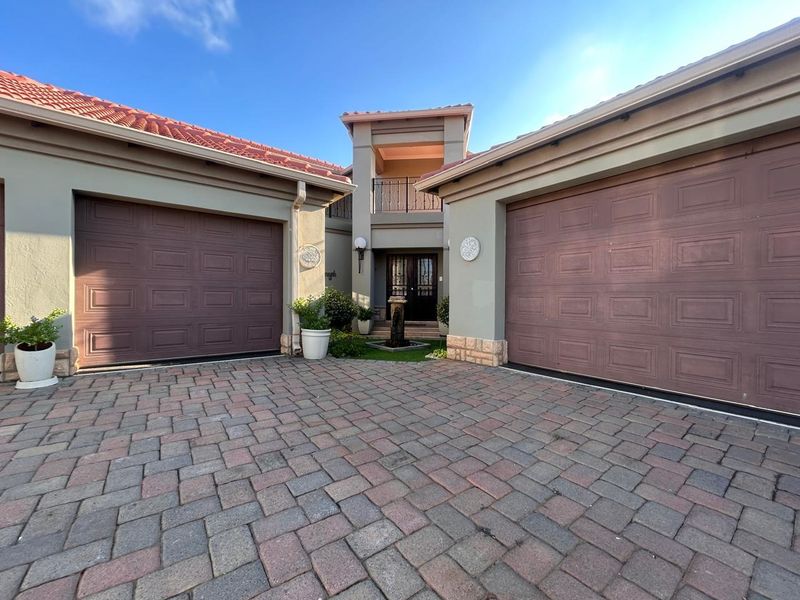 Luxury living in secure estate - Photo 2