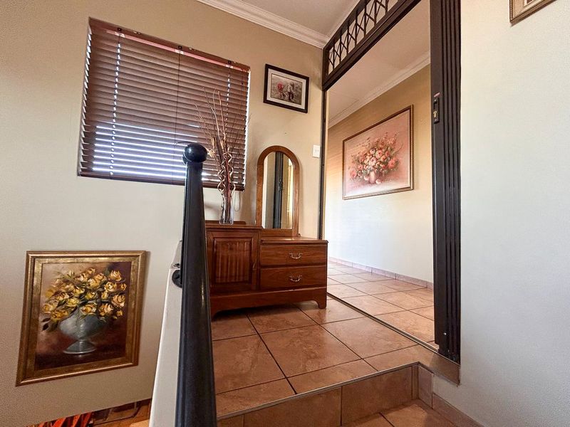 Luxury living in secure estate - Photo 7