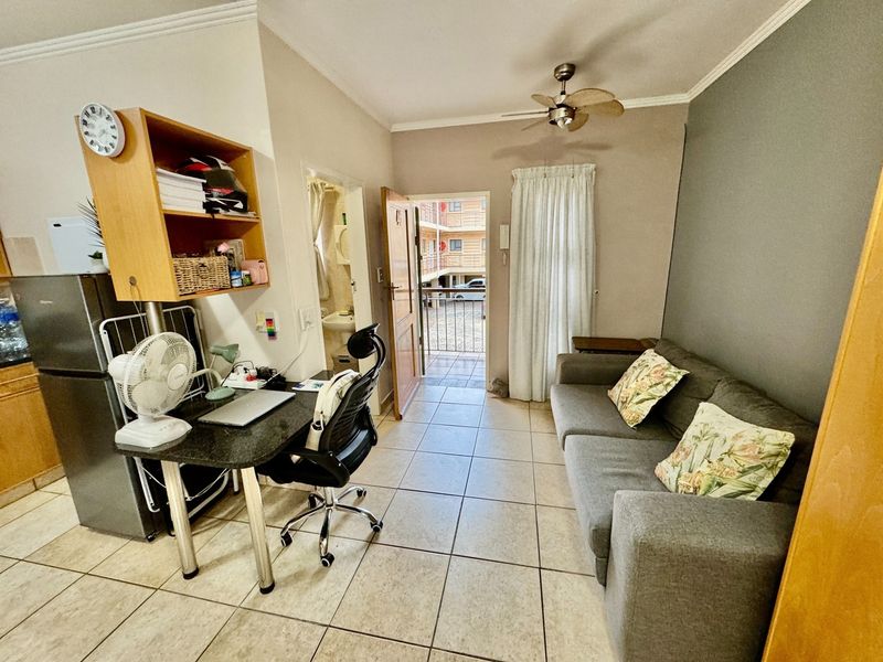 Prime location bachelor apartment. - Photo 2