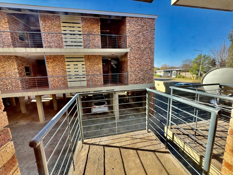 Neat One-Bedroom Apartment with Balcony - Photo 5