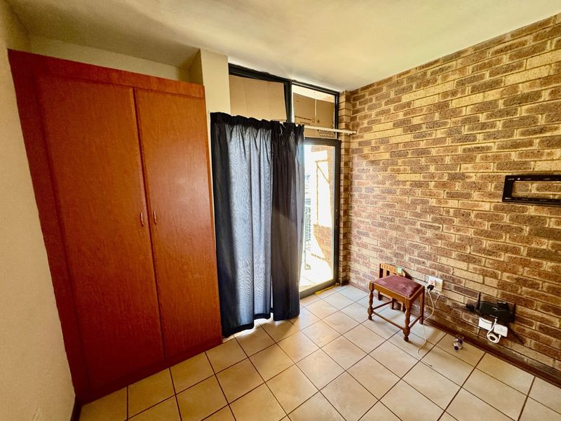 Neat One-Bedroom Apartment with Balcony - Photo 3