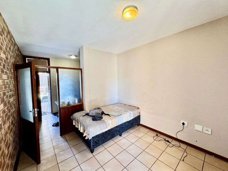 Neat One-Bedroom Apartment with Balcony - Photo 4