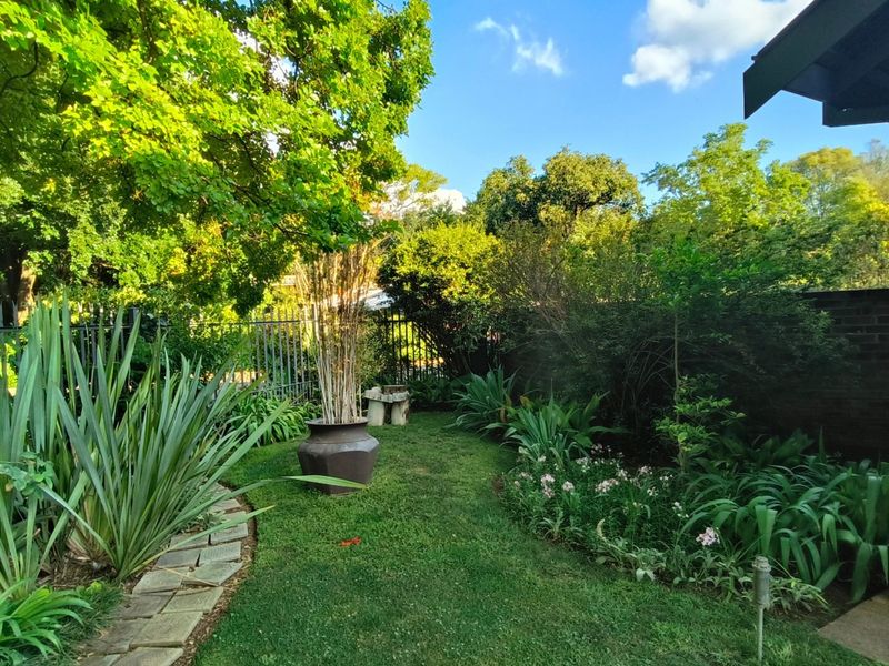 Exclusive Mandate | Elegant Family Living in a Prime Location! - Photo 3