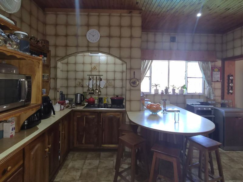 Exclusive Mandate | Elegant Family Living in a Prime Location! - Photo 9