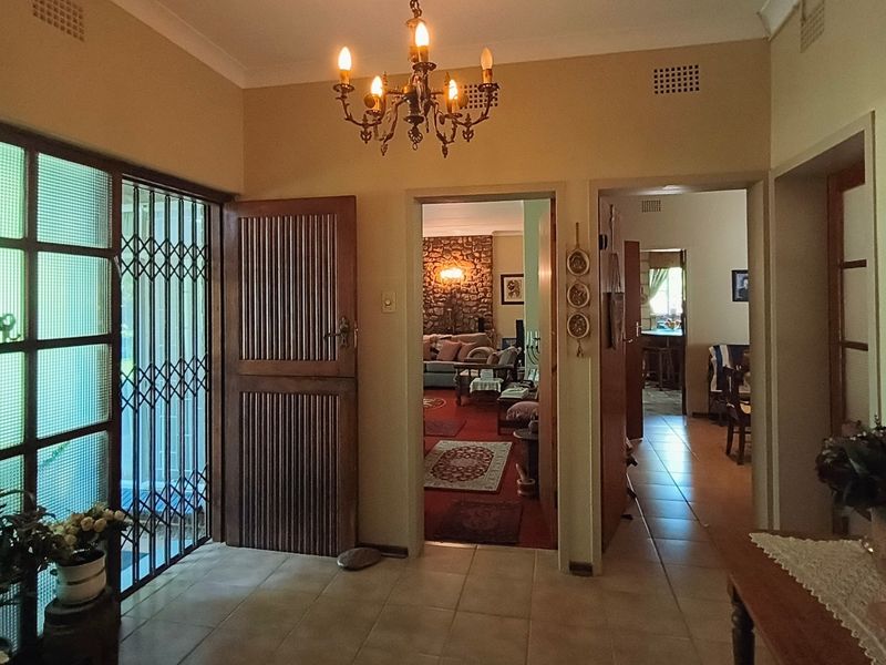 Exclusive Mandate | Elegant Family Living in a Prime Location! - Photo 4