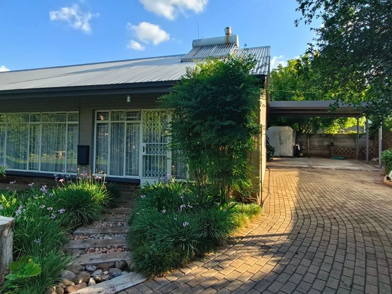 Exclusive Mandate | Elegant Family Living in a Prime Location! - Photo 2
