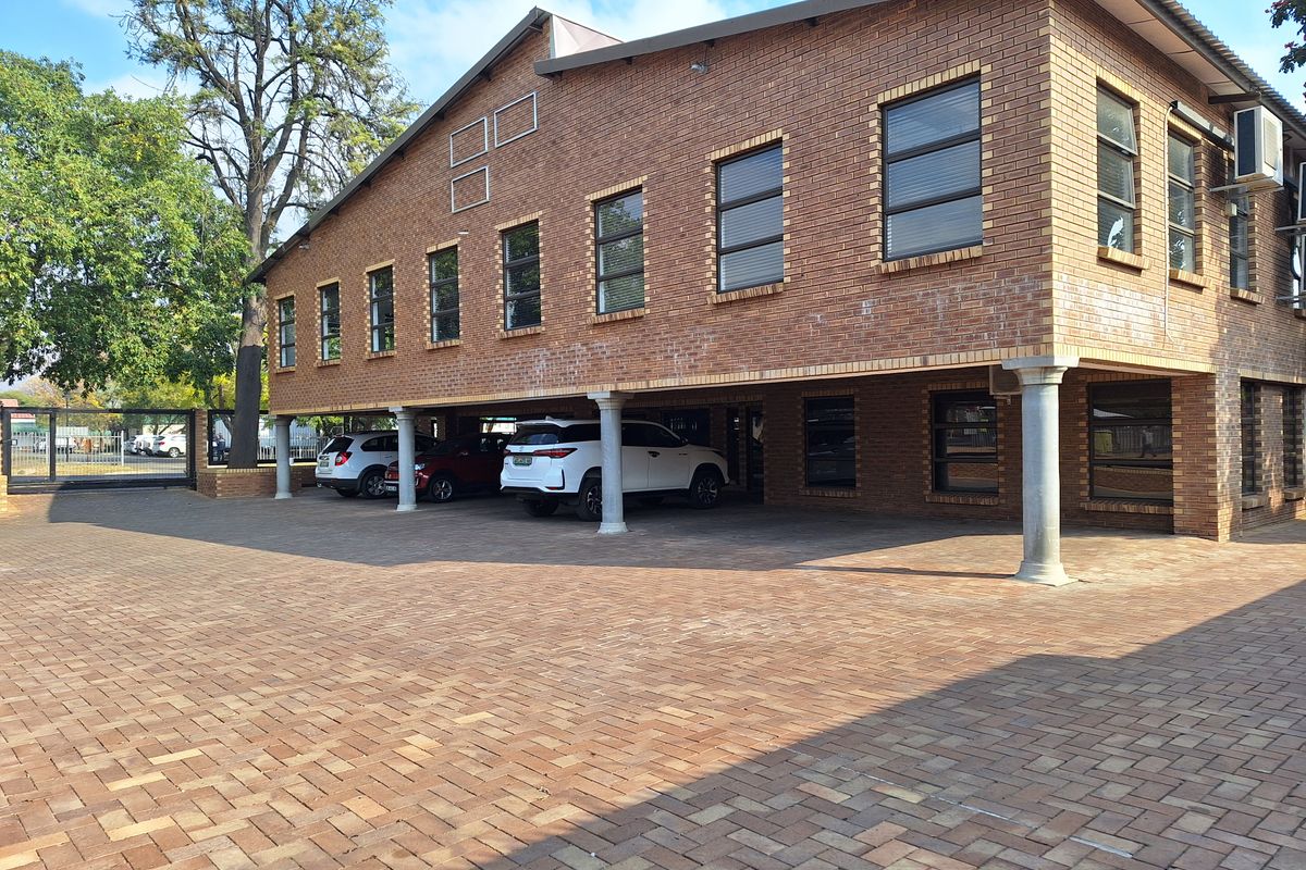 Office Building in Rustenburg Bo-dorp - Photo 2
