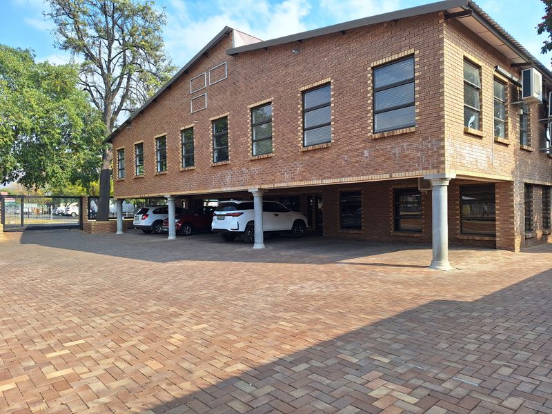 Office Building in Rustenburg Bo-dorp - Photo 2