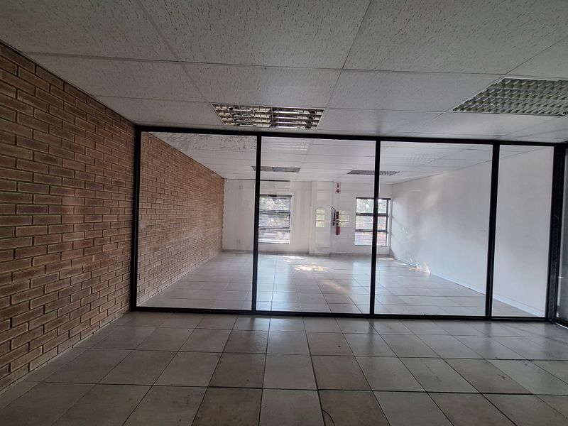 Office Building in Rustenburg Bo-dorp - Photo 10