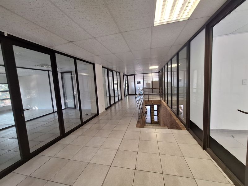 Office Building in Rustenburg Bo-dorp - Photo 9