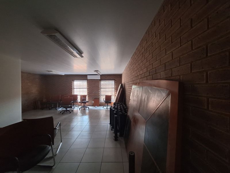 Office Building in Rustenburg Bo-dorp - Photo 6