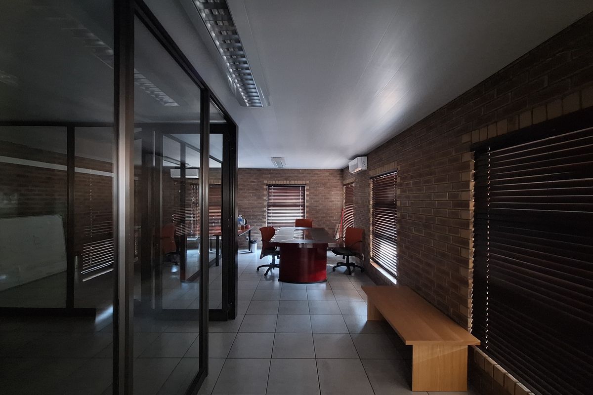 Office Building in Rustenburg Bo-dorp - Photo 5