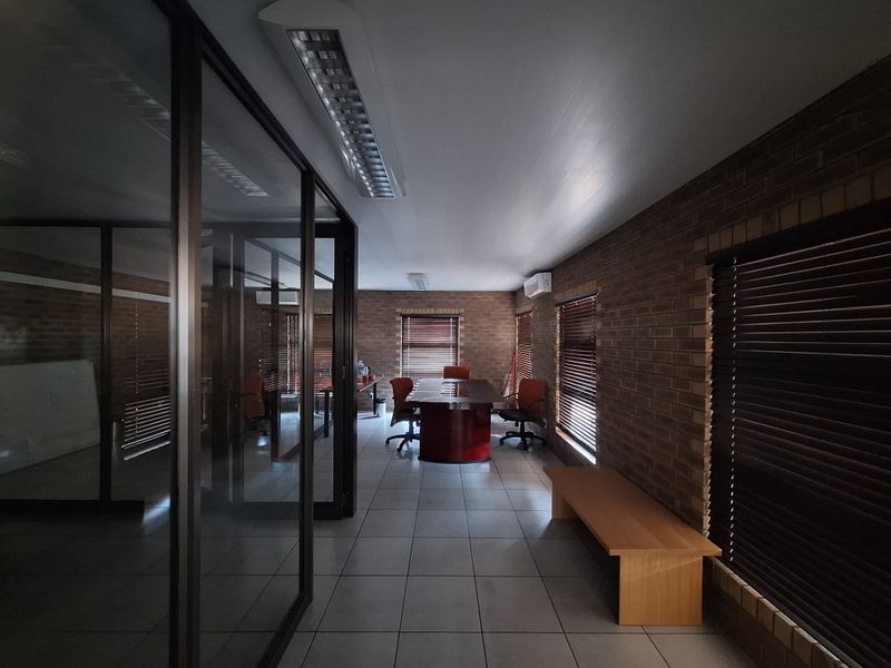 Office Building in Rustenburg Bo-dorp - Photo 5