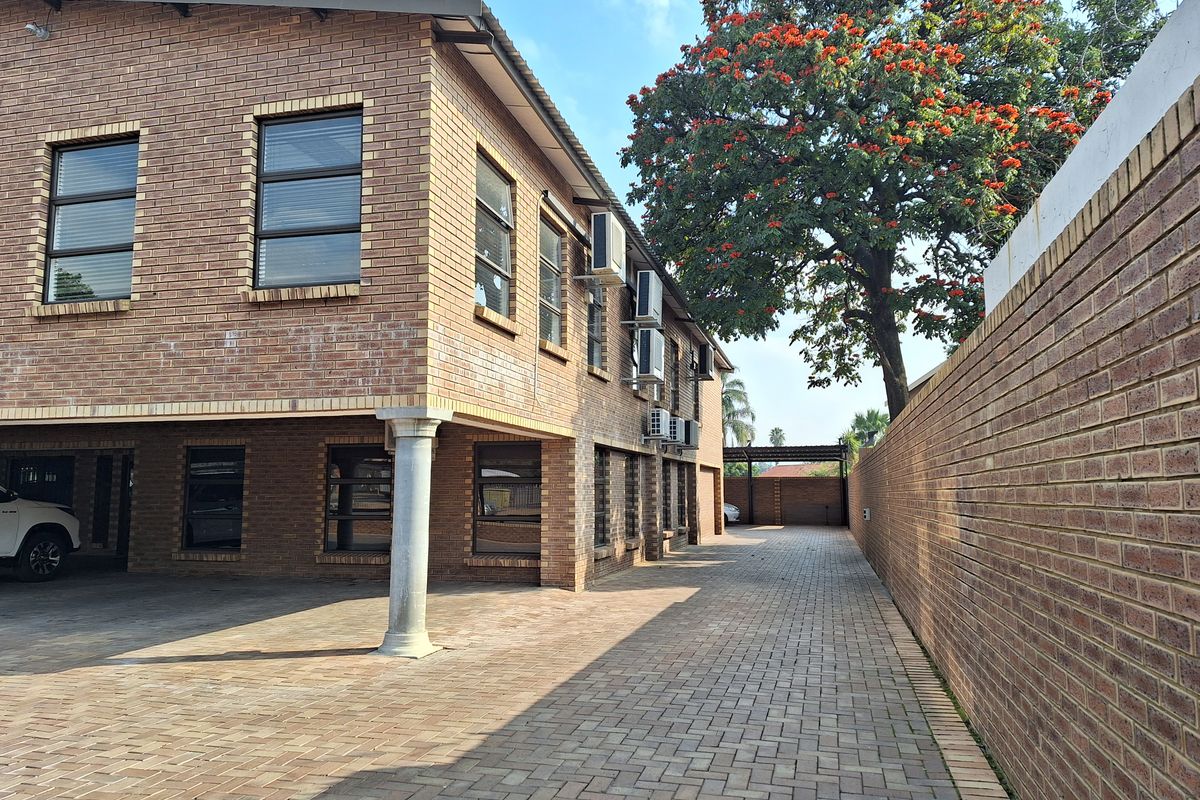 Office Building in Rustenburg Bo-dorp - Photo 3