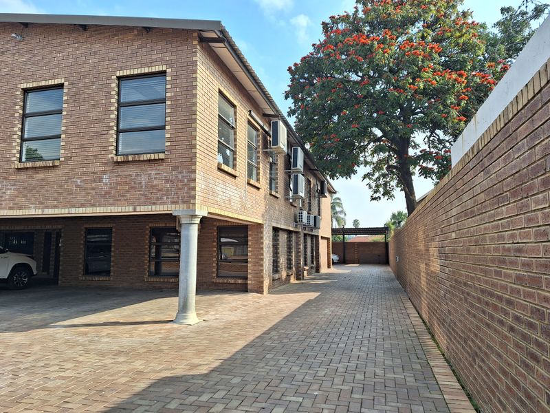 Office Building in Rustenburg Bo-dorp - Photo 3
