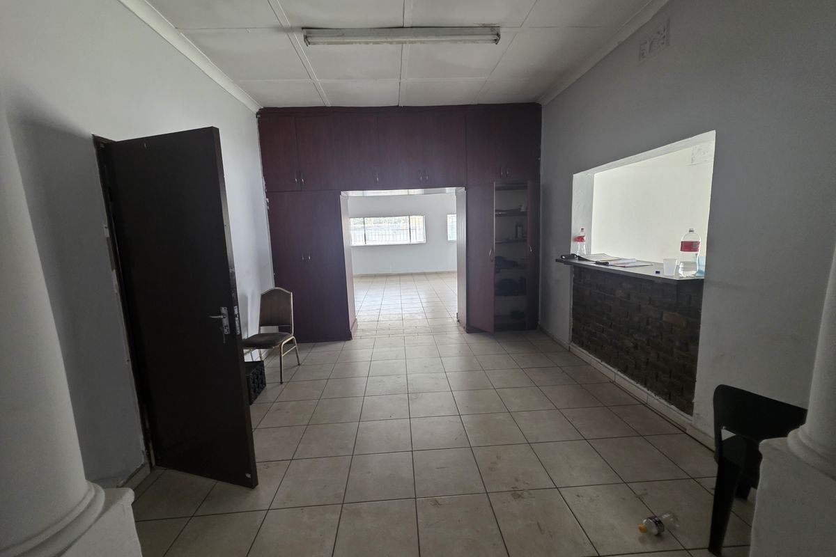 Workshop and Offices - Photo 3