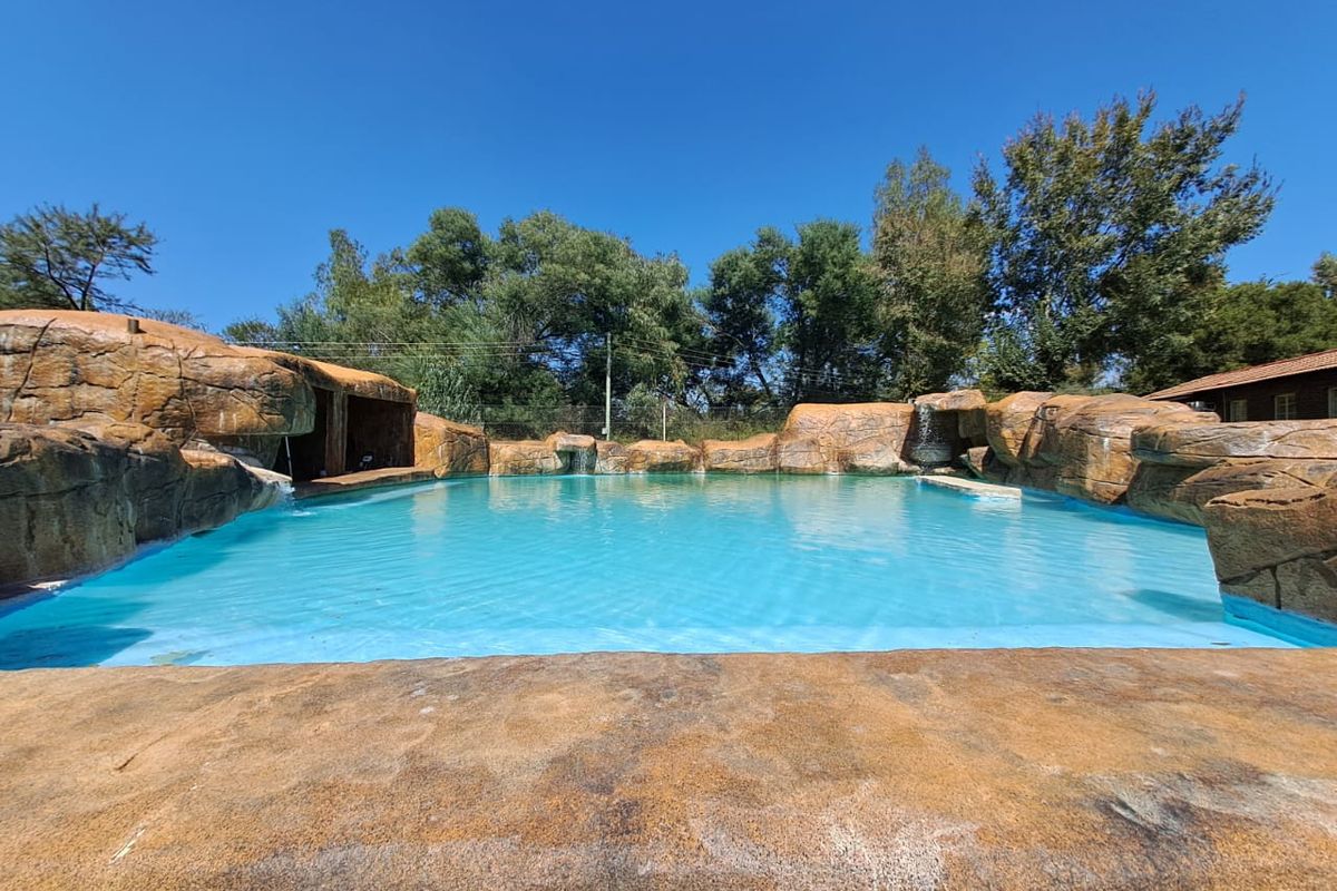 Lodge For Sale In Rustenburg - Photo 2