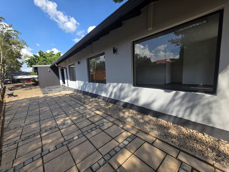 Ready to move in offices! SELLER IS VAT REGISTERED - Photo 2