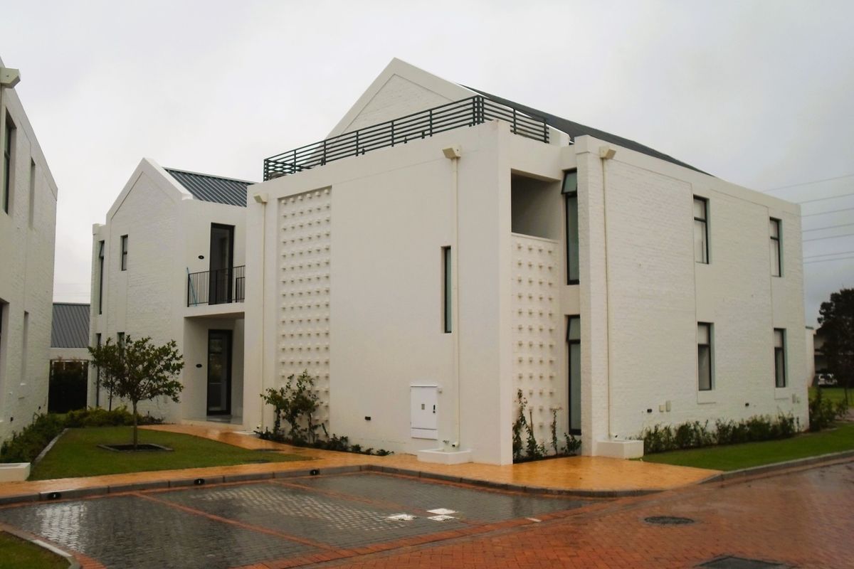 1st Floor Oasis: Mtn Views, Modern Luxury - Photo 2