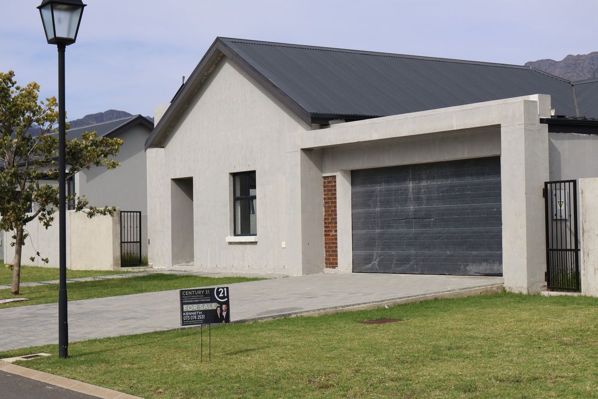 Personalize Your Space: Select Your Finishes for this 3 - bedroom in sought-after estate!! - Photo 2