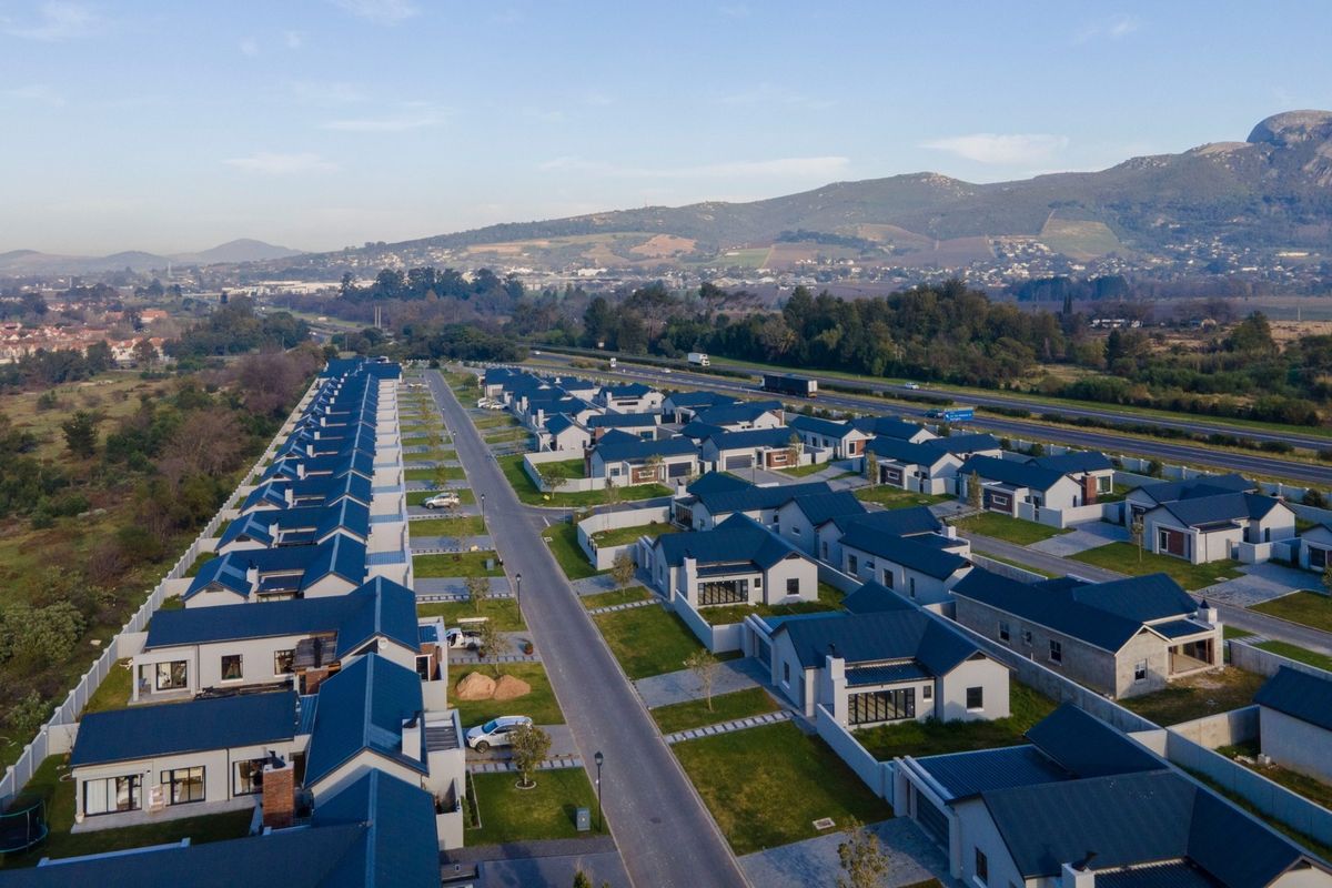 Personalize Your Space: Select Your Finishes for this 3 - bedroom in sought-after estate!! - Photo 5