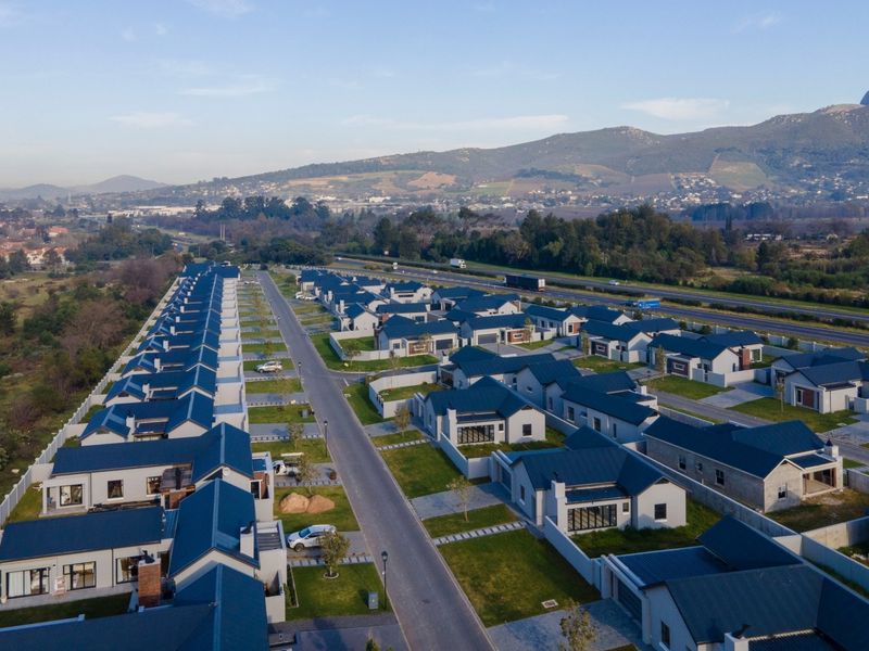 Personalize Your Space: Select Your Finishes for this 3 - bedroom in sought-after estate!! - Photo 5