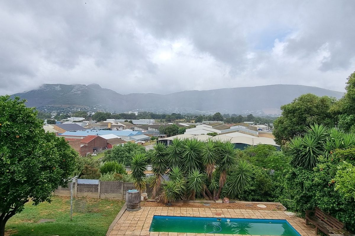 House For Sale In Paarl - Photo 2