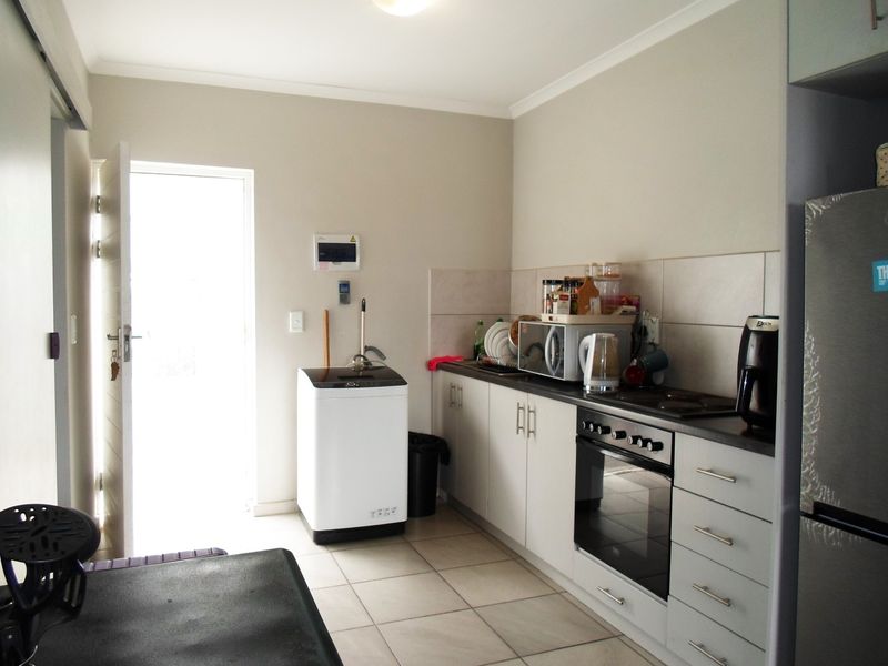 Charming 1-bed apartment in La Vie Estate, Klein Parys. Open-plan living, secure estate, - Photo 8