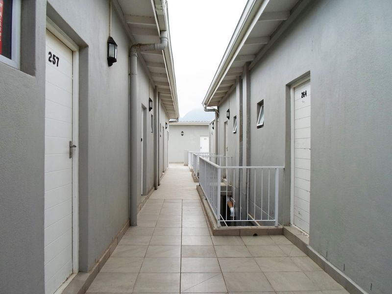 Charming 1-bed apartment in La Vie Estate, Klein Parys. Open-plan living, secure estate, - Photo 5