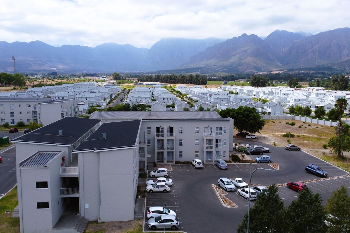 Charming 1-bed apartment in La Vie Estate, Klein Parys. Open-plan living, secure estate, - Photo 2