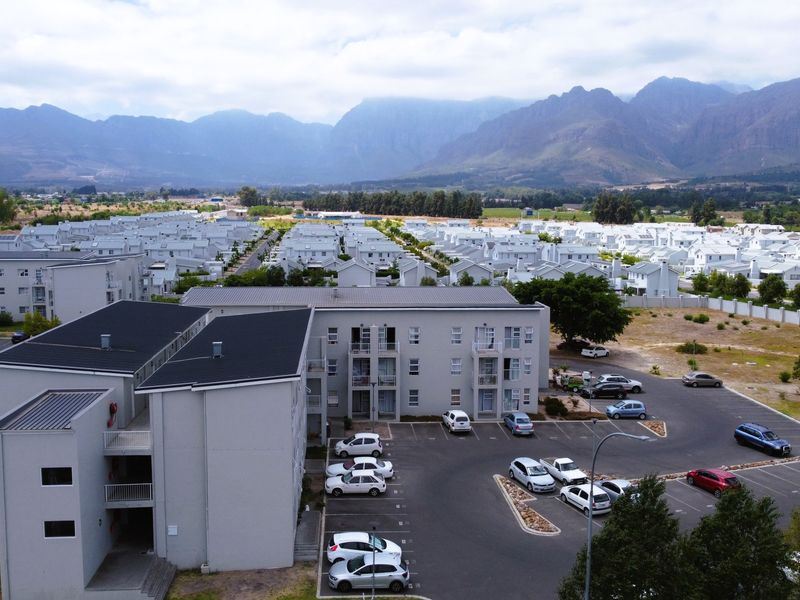 Charming 1-bed apartment in La Vie Estate, Klein Parys. Open-plan living, secure estate, - Photo 2