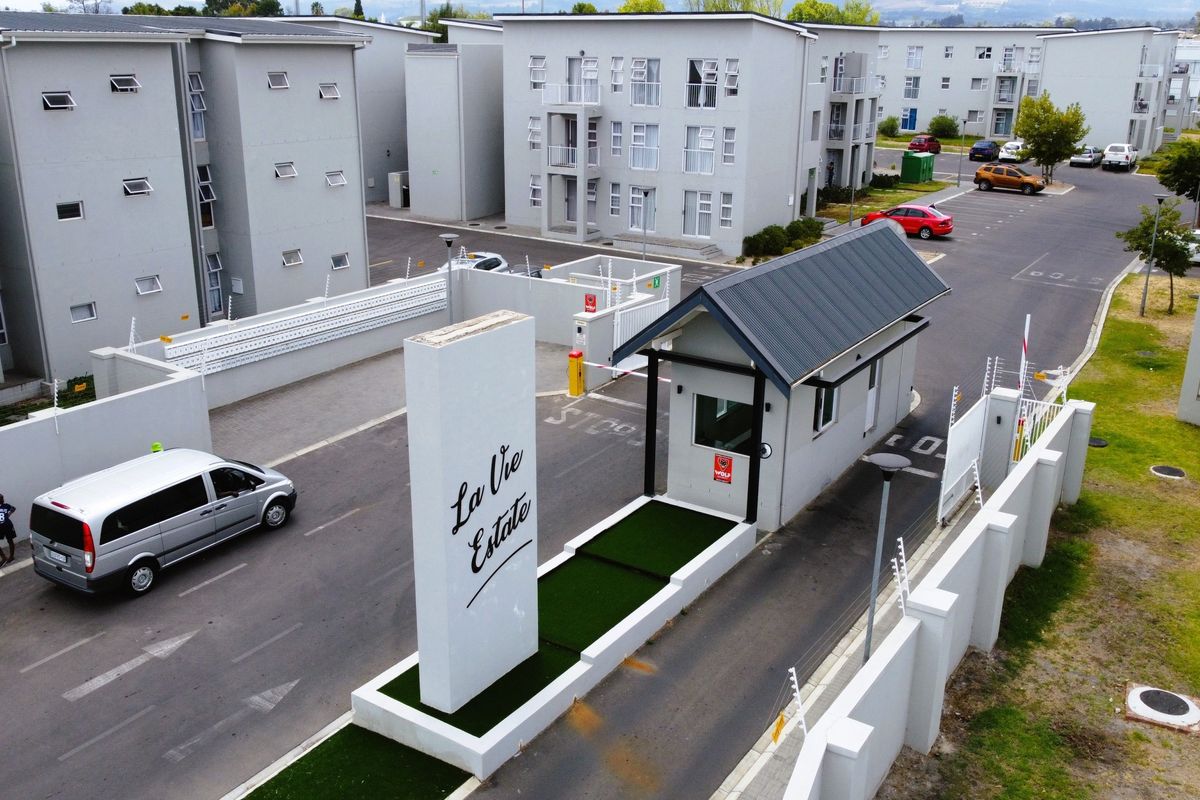 Charming 1-bed apartment in La Vie Estate, Klein Parys. Open-plan living, secure estate, - Photo 3