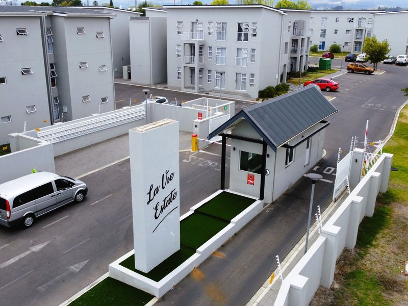 Charming 1-bed apartment in La Vie Estate, Klein Parys. Open-plan living, secure estate, - Photo 3