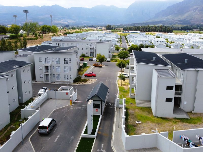 Charming 1-bed apartment in La Vie Estate, Klein Parys. Open-plan living, secure estate,