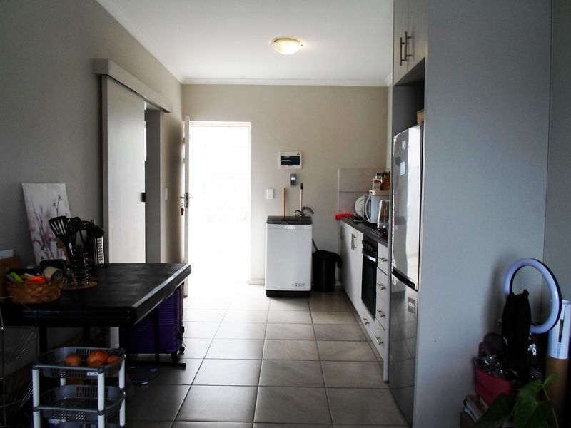 Charming 1-bed apartment in La Vie Estate, Klein Parys. Open-plan living, secure estate, - Photo 7