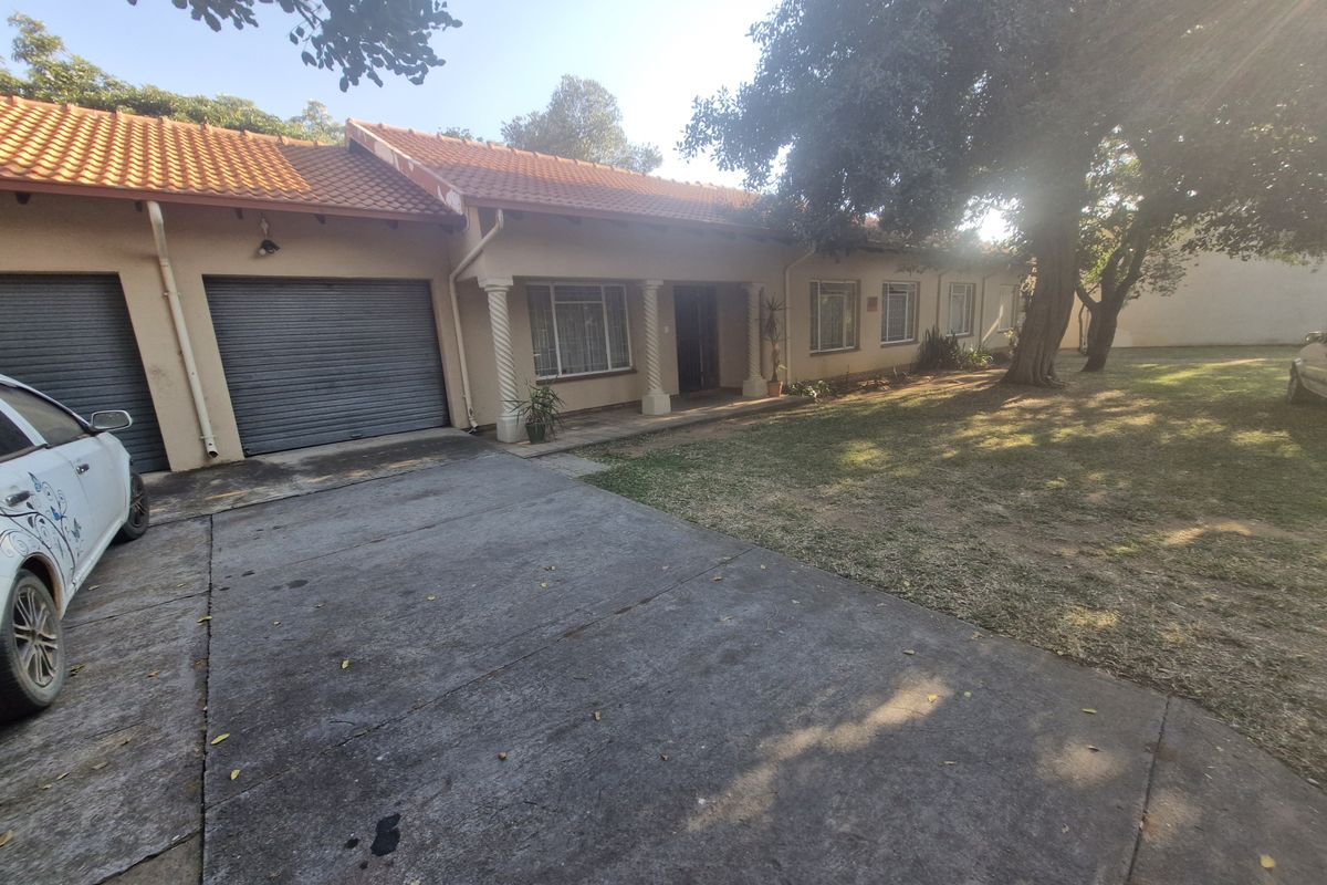 Freehold For Sale In Rustenburg - Photo 2