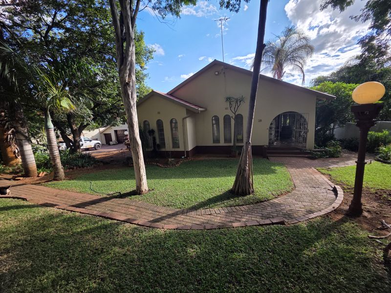 Family home with a flatlet - Photo 2